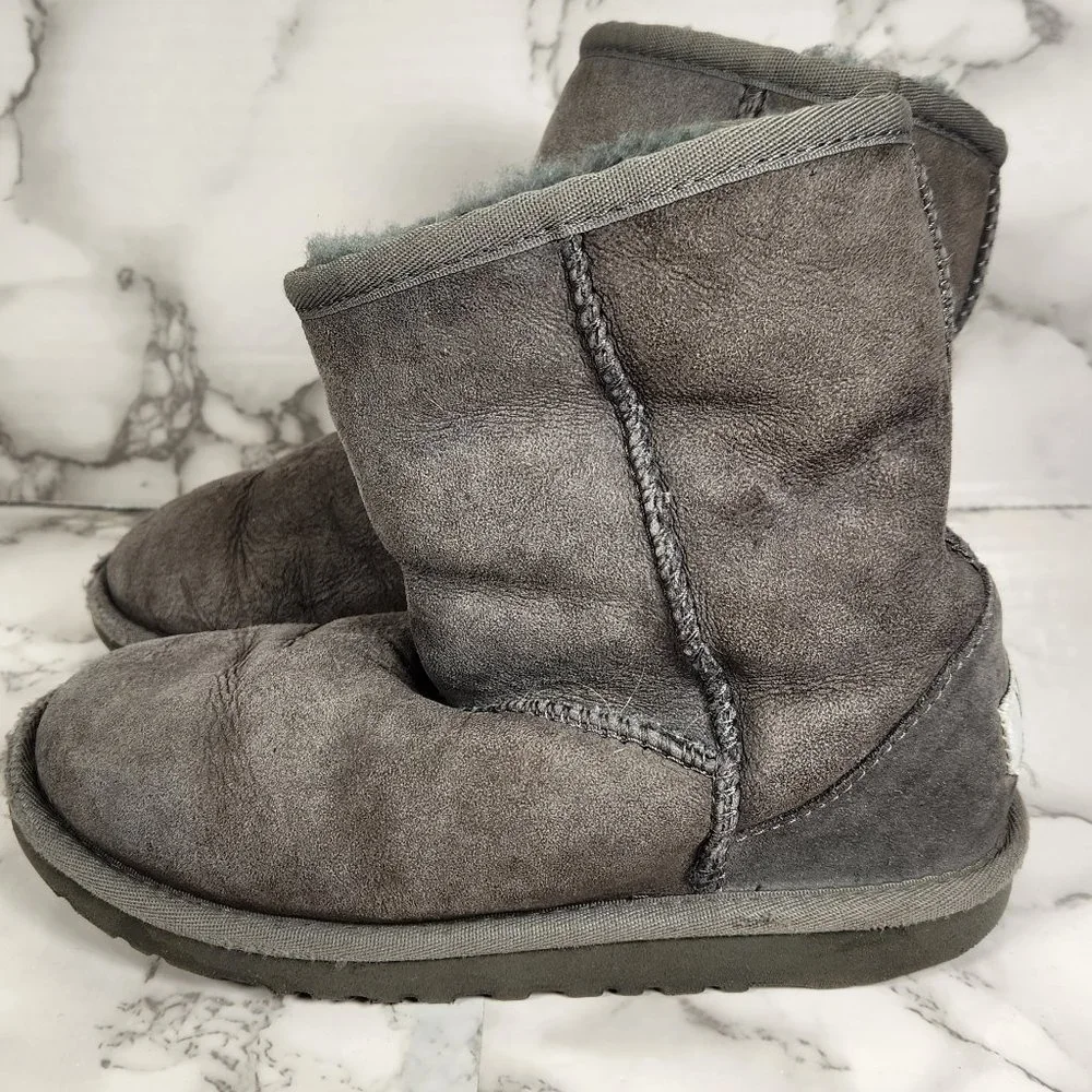 UGG AUSTRALIA Unisex Youth 2 Classic Short 5251 Gray Suede Sheepskin Boots